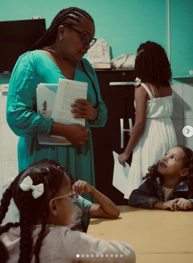 Crianças louvando a Deus com alegria.